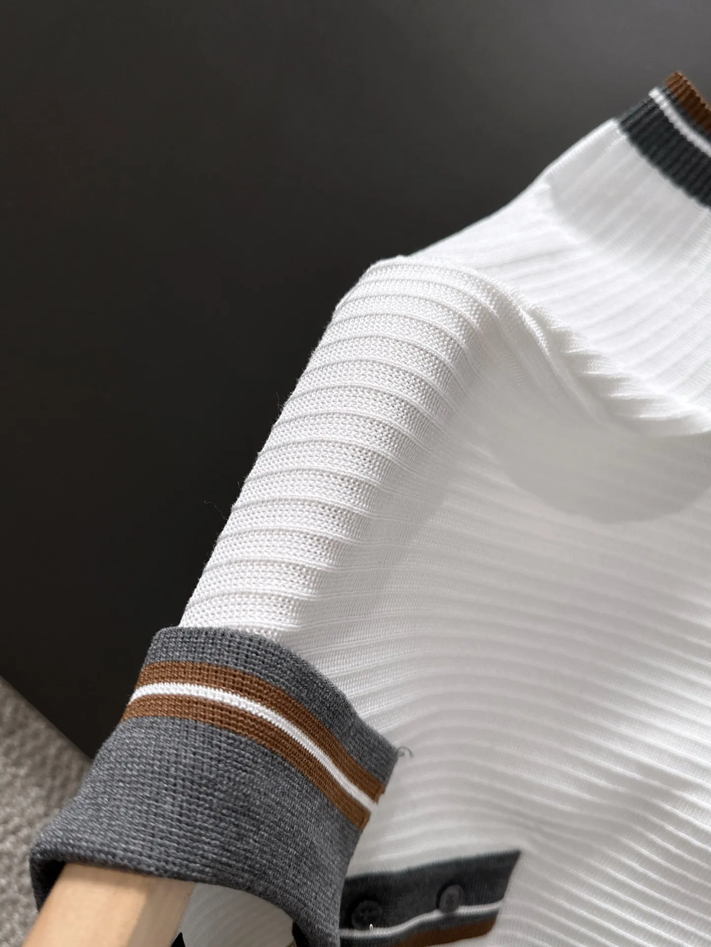 Next day shipment LP high quality Loro Piana 26ss New Arrival men's short-sleeved T-shirt Made of combed cotton yarn knitted cotton fabric, no pressure when entering and exiting the counter Exclusive control of raw materials It feels substantial when weighed, and the upper body is more textured than ordinary T-shirts. This texture can cope with the weather easily and is suitable for both hot and cold! Loose fit design, looks noble. The only correct version is available Size: M to XXXL